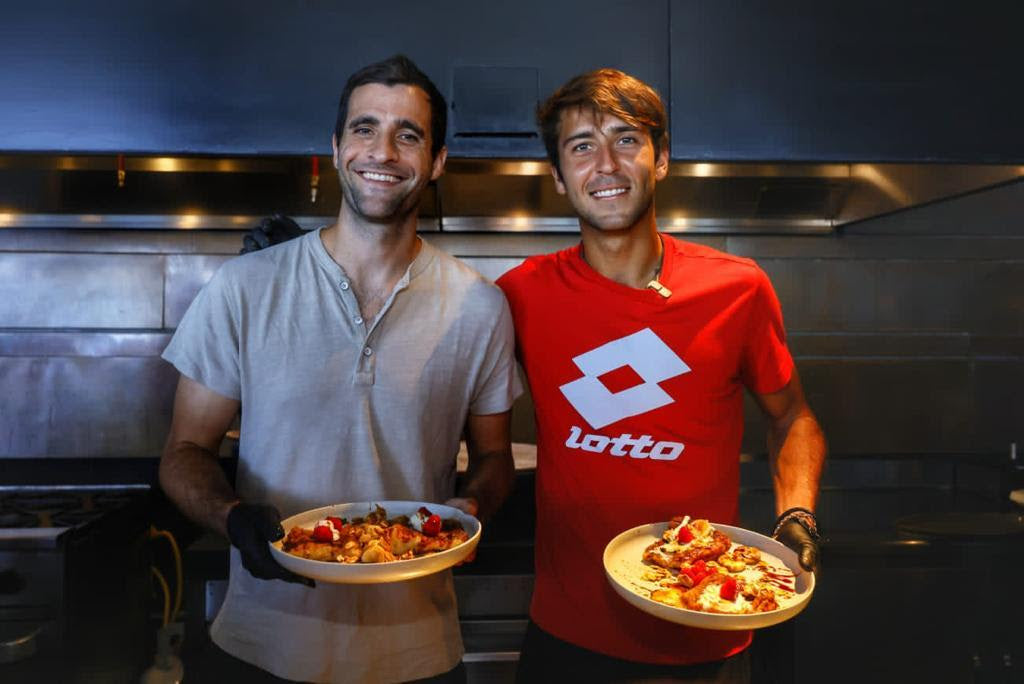 Los tenistas Tomás Etcheverry y Max Schnur cambiaron las raquetas por gorro de chef para recrear el emblemático Cape Toast de The Cape, a Thompson Hotel